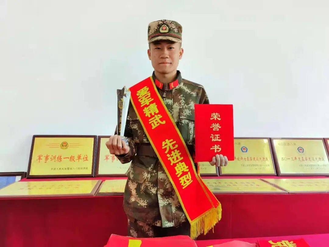 入伍2年来,先后被评为"爱军习武好战士""最美义务兵", 2次荣获嘉奖