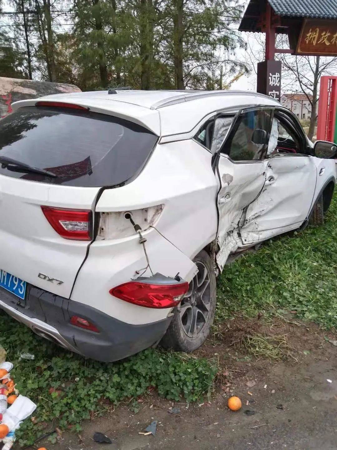 启东发生一起车祸,两车受损严重!_轿车