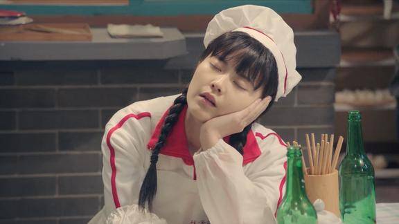 姥姥的饺子馆饺子馆第一天开业桂芳晚上还开会总结累坏儿女