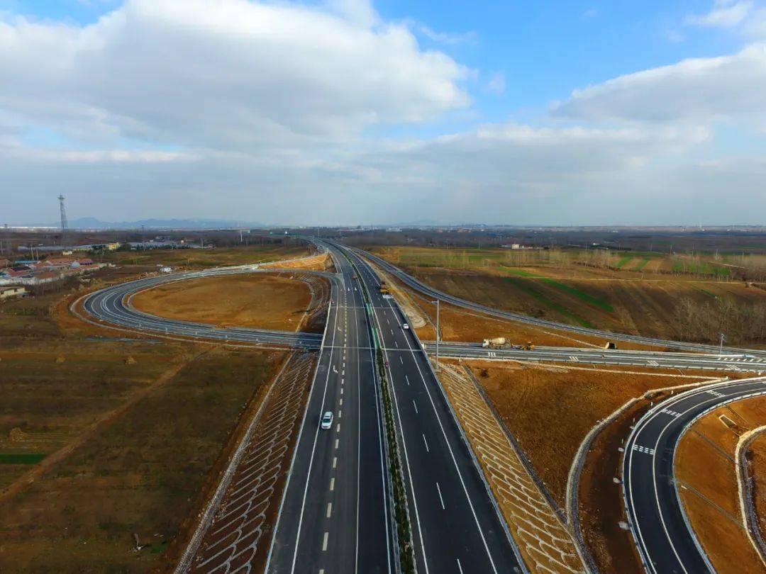 本项目采用双向四车道高速公路标准,设计速度120公路/小时,全长104