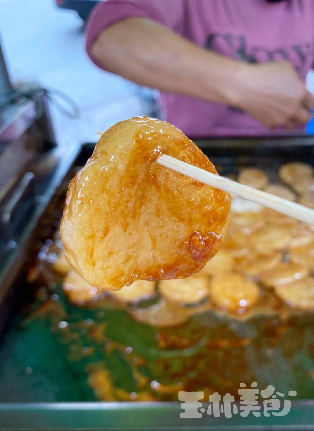 很少有女孩子能抗拒吧用红糖水进行煎制的木薯饽阿酷只在玉林见过作为