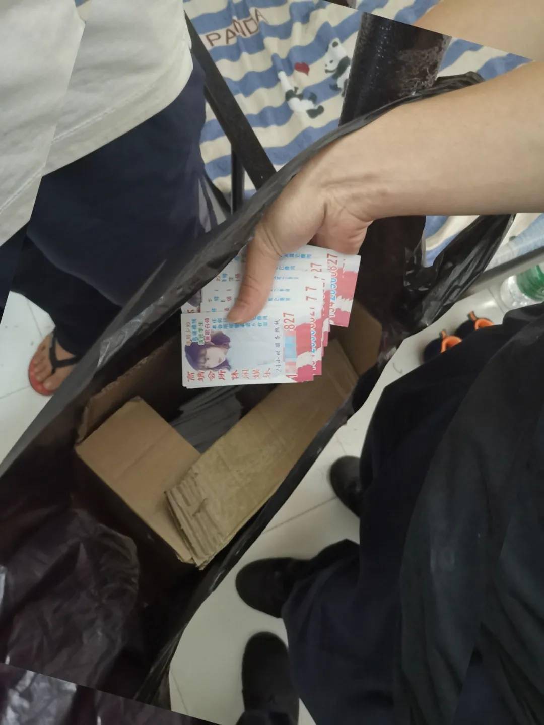 路面惊现黄色小卡片竟是外卖小哥赚兼职所为