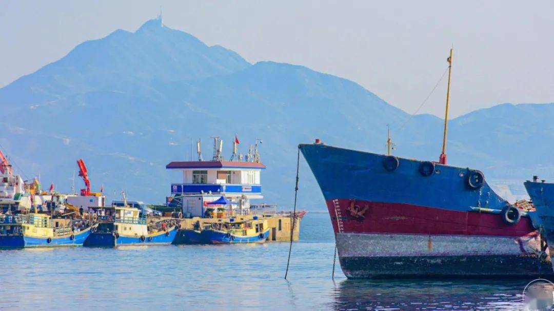 近,市场和老街都在东角头的a口方向,渔港中心和渔人码头是另一个方向