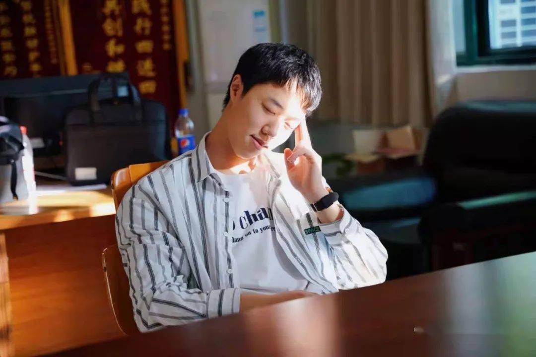 第二届清风世界杯文学大赛162号参赛诗人魏川作品展妈妈的眼睛外四首