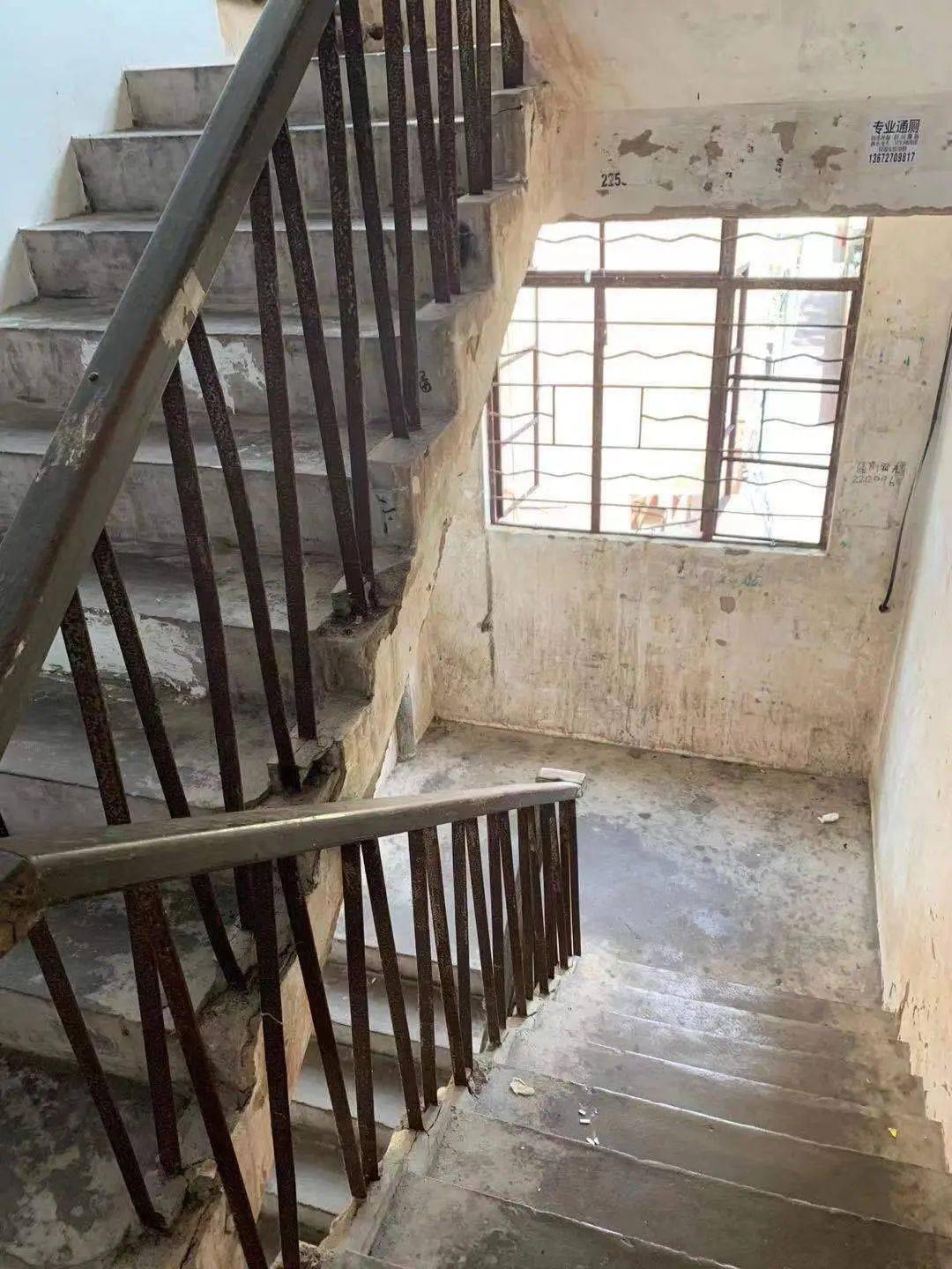 楼道"建筑物本体提升工程竣工并验收改造前该楼自今年5月份开始建筑物