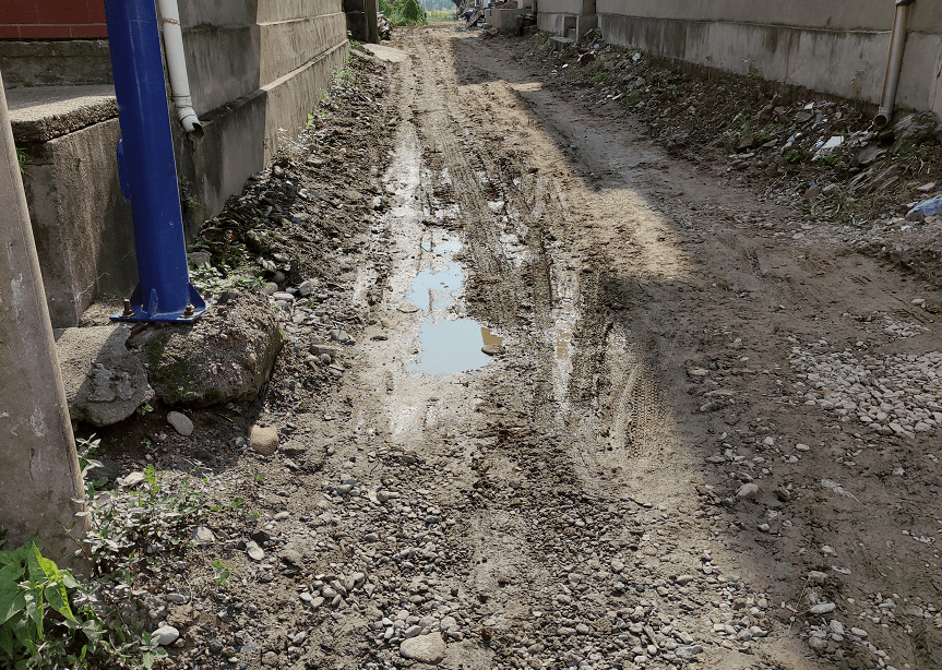 农村的泥巴路图片图片
