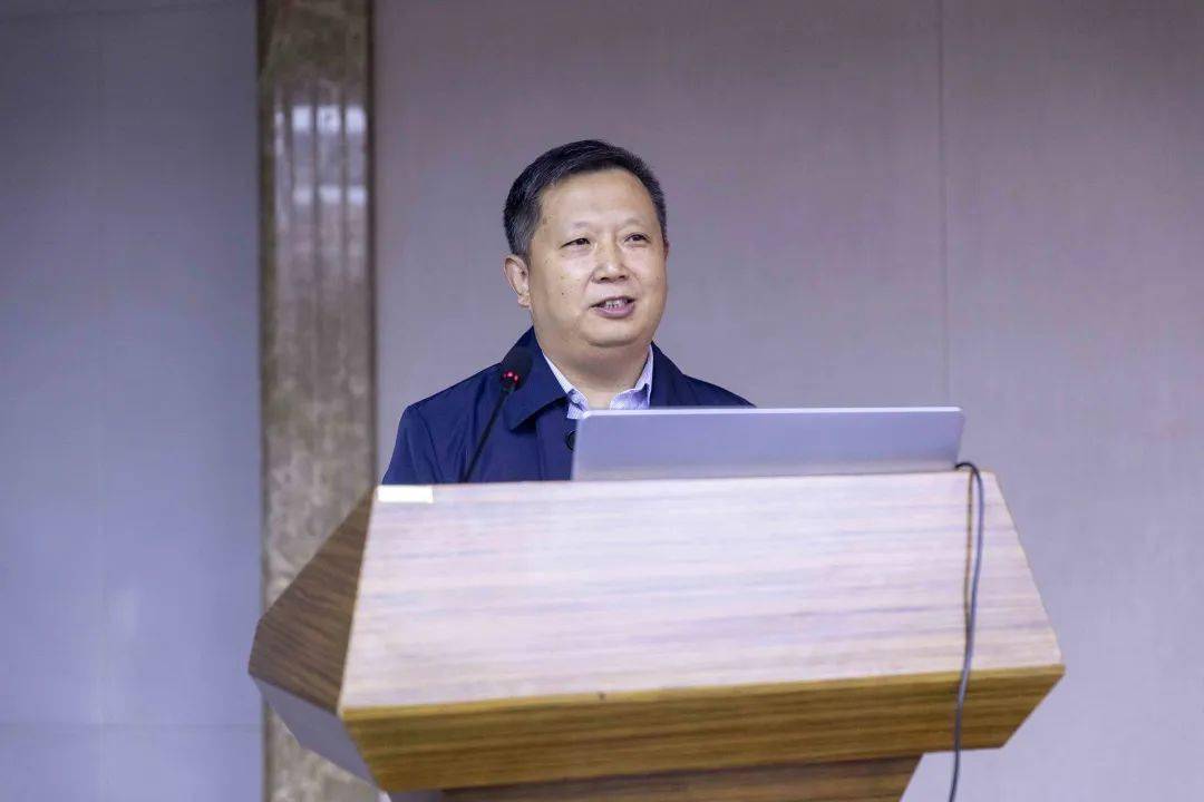 王秀峰对青年学员们提出了希望和要求.1要 勤 于 学不断提高综合素质.