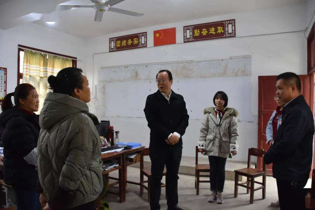 马磊到忠诚镇宣讲党的十九届五中全会精神并督导脱贫攻坚农村消防秋冬