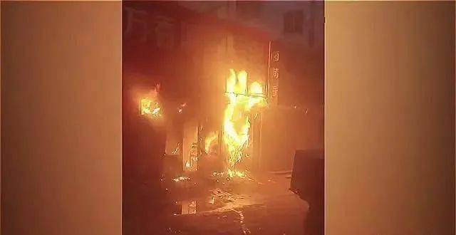 肇东一盒饭快餐店发生火灾室内一片火海浓烟滚滚