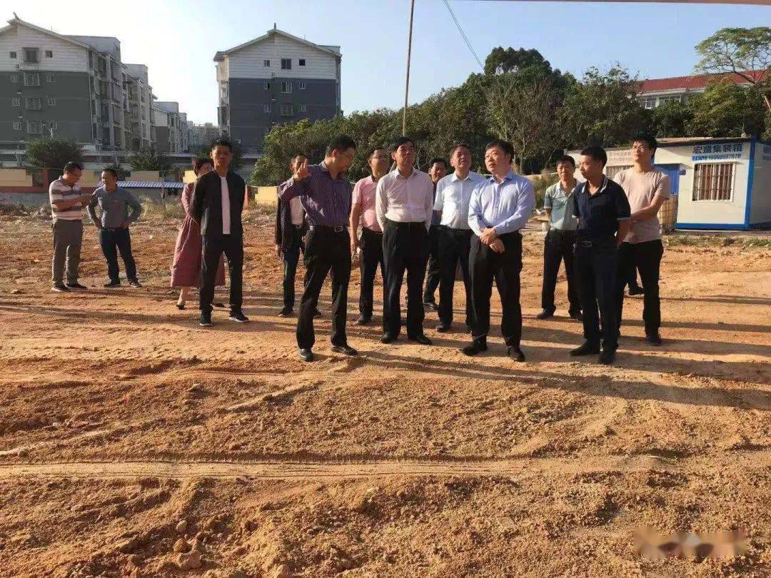 【领导调研】市领导深入岭美小学调研校园建设项目进展情况_周青松