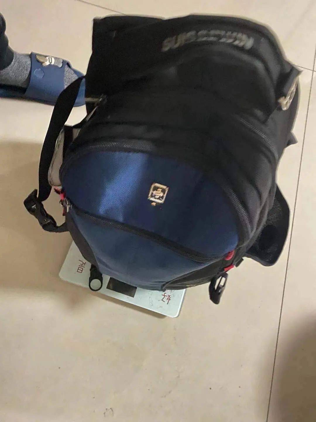 昨天心血来潮称了一下书包重量,见下图,就想到一个问题,现在所有孩子