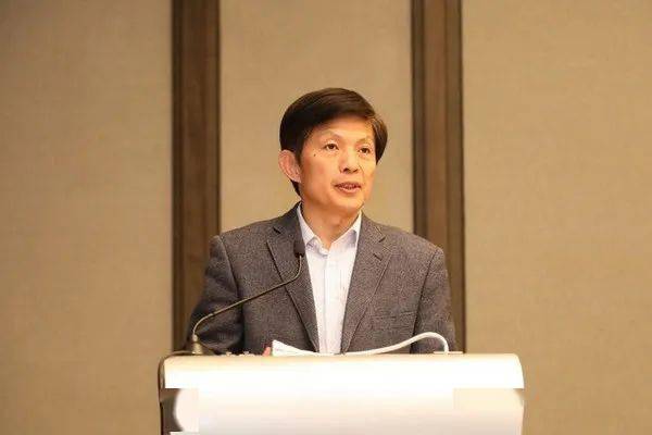 协会副会长王汉军,南京地铁集团有限公司总经理于百勇出席会议并致辞