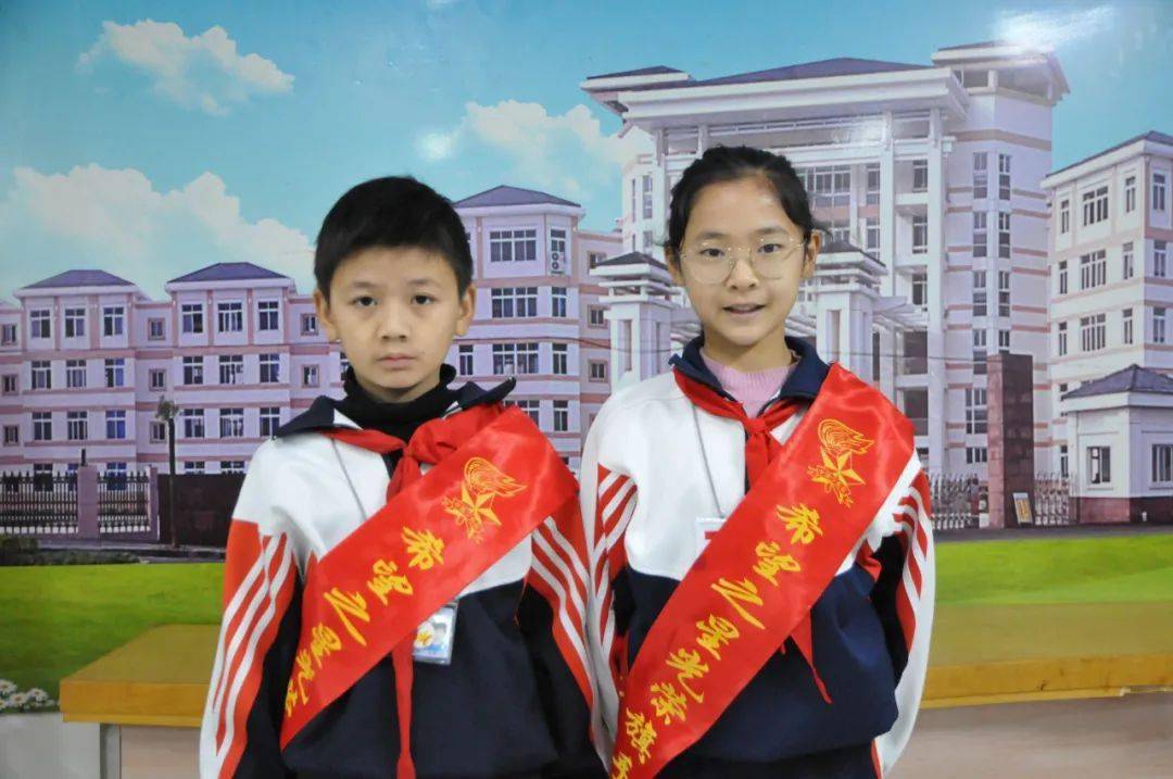 小学部第十三周光荣升旗手——张诗涵,彭雨泽