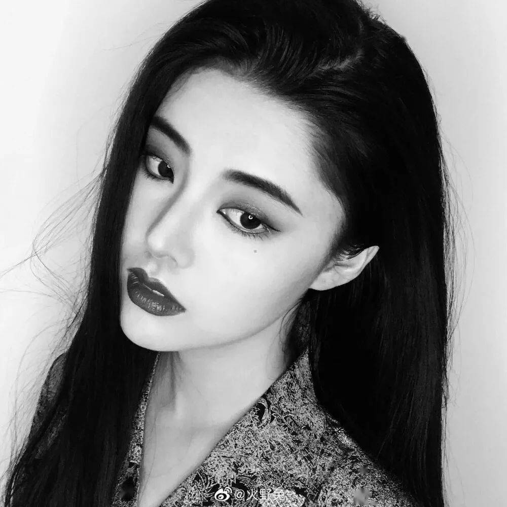 【微信头像】女半身黑白