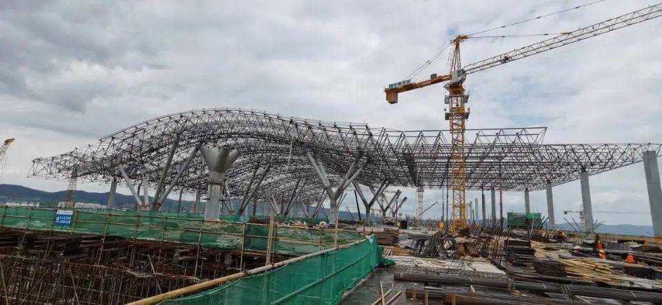 冲锋贵阳机场t3航站楼主体钢结构成功封顶