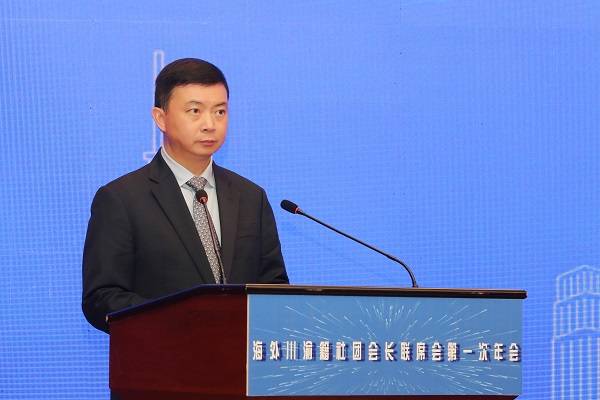 重庆市委统战部副部长,市侨联党组书记史全波宣读中华海外联谊会贺电