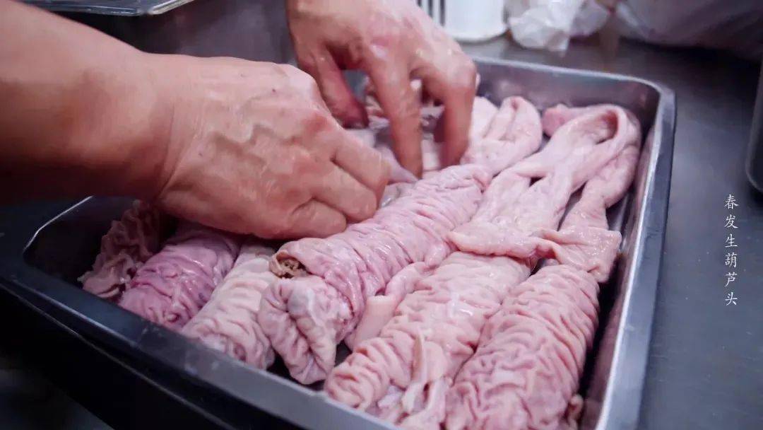 葫芦头正是猪肚子里生长出来的大肠头,长约一尺,油脂丰满,因其煮熟