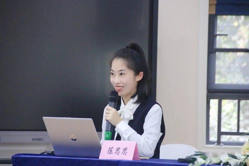 陈思思老师带领大家通过"瞻前"和"顾后"分享大班主题《特别的我》后