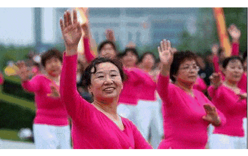 夜幕下的广场, 周末的公园, 跳着广场舞的大爷大妈们, 烟火气十足而又