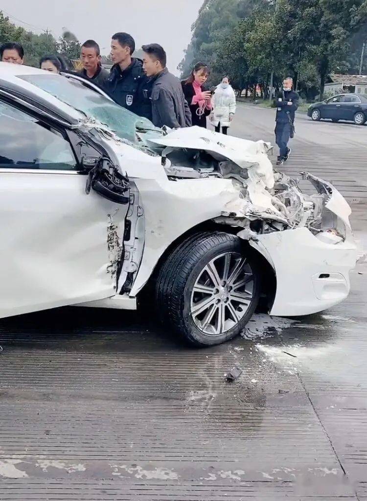 眉山科工园这起车祸有点凶,看着都吓人!