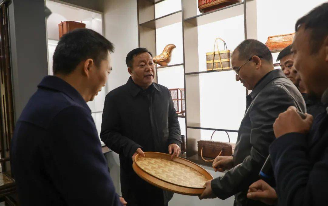 市政府副秘书长刘勇,区领导王志才,刘美峰,胡勇,五峰林场场长,湘东镇