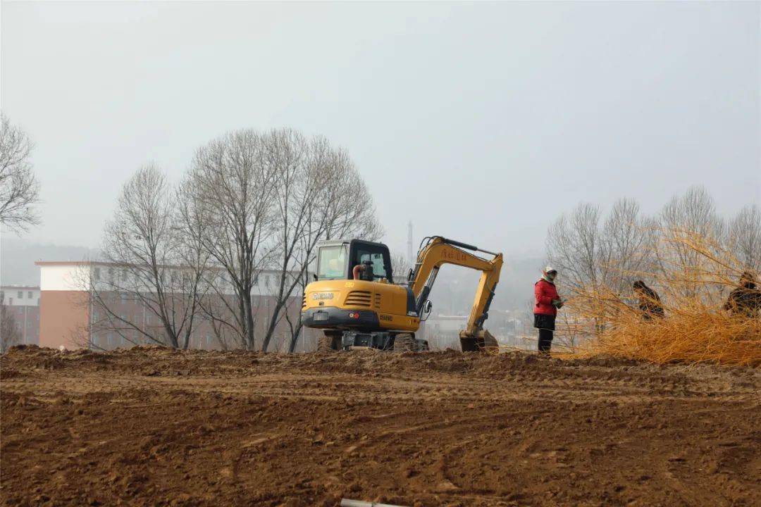 魏棟深入高鐵榆社西站環湖路現場辦公