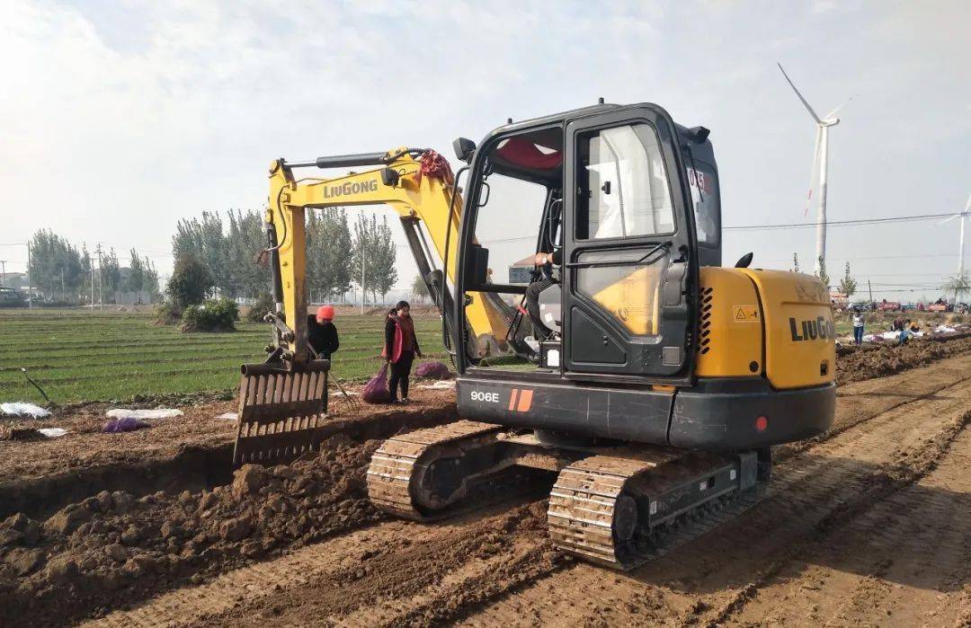 又是一年山药时,柳工挖掘机好帮手!_刨土