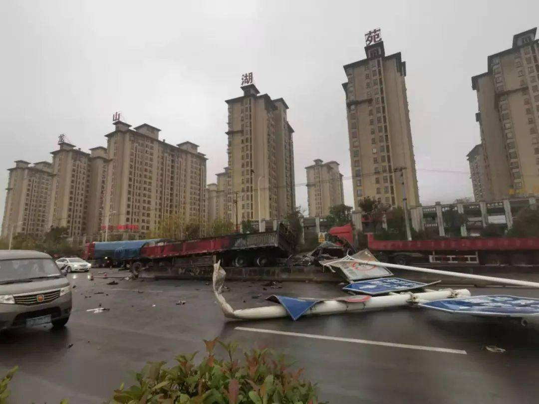 现场视频今早铜陵突发一起车祸现场起火指示牌被撞