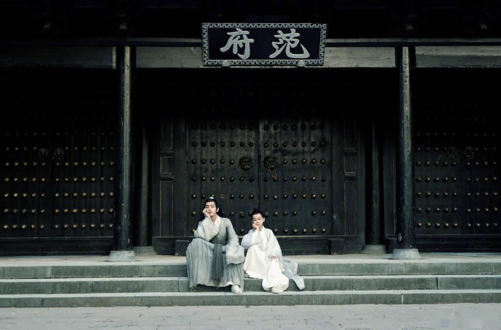 《庆余年》开播一周年的纪念日,张若昀晒出与韩昊霖的合照,剧中的这对