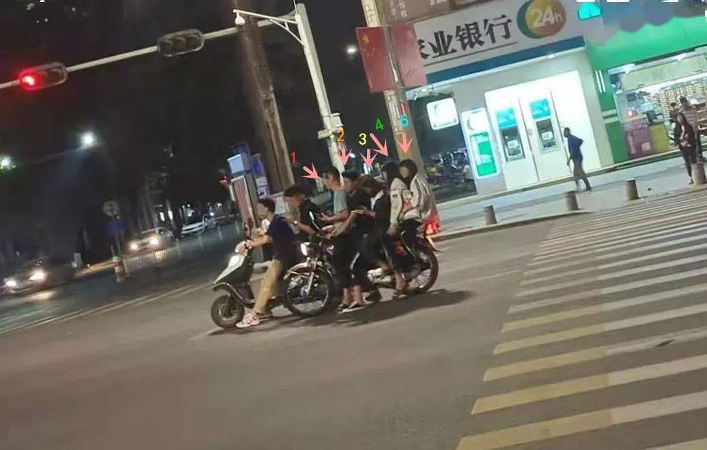 5人坐一輛摩托!廣西兩名男子帶3個女生進城逛街,沒想到