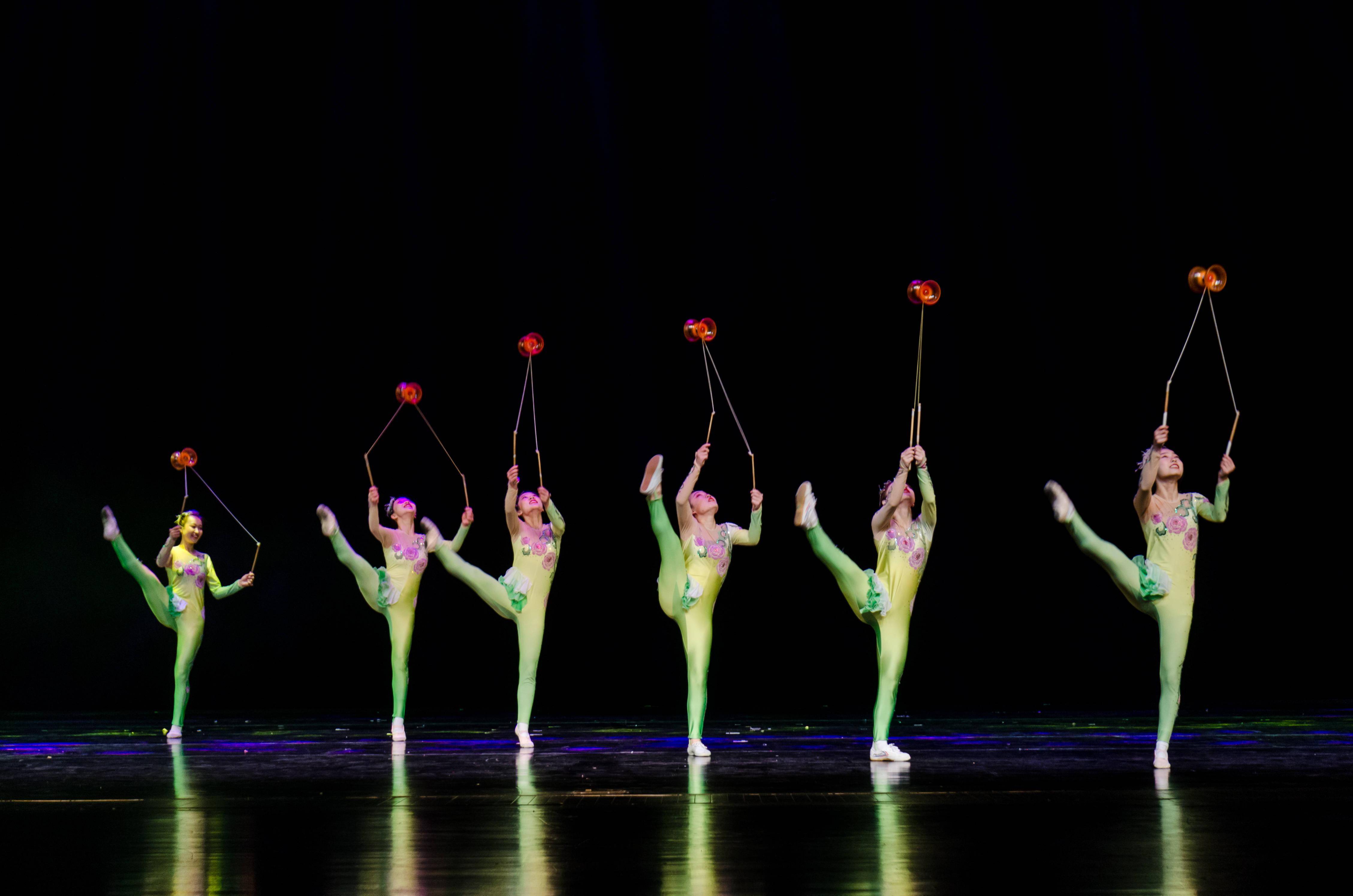 杂技表演《春之韵——抖空竹》杂技表演《女子单人绸吊》第十四届山东