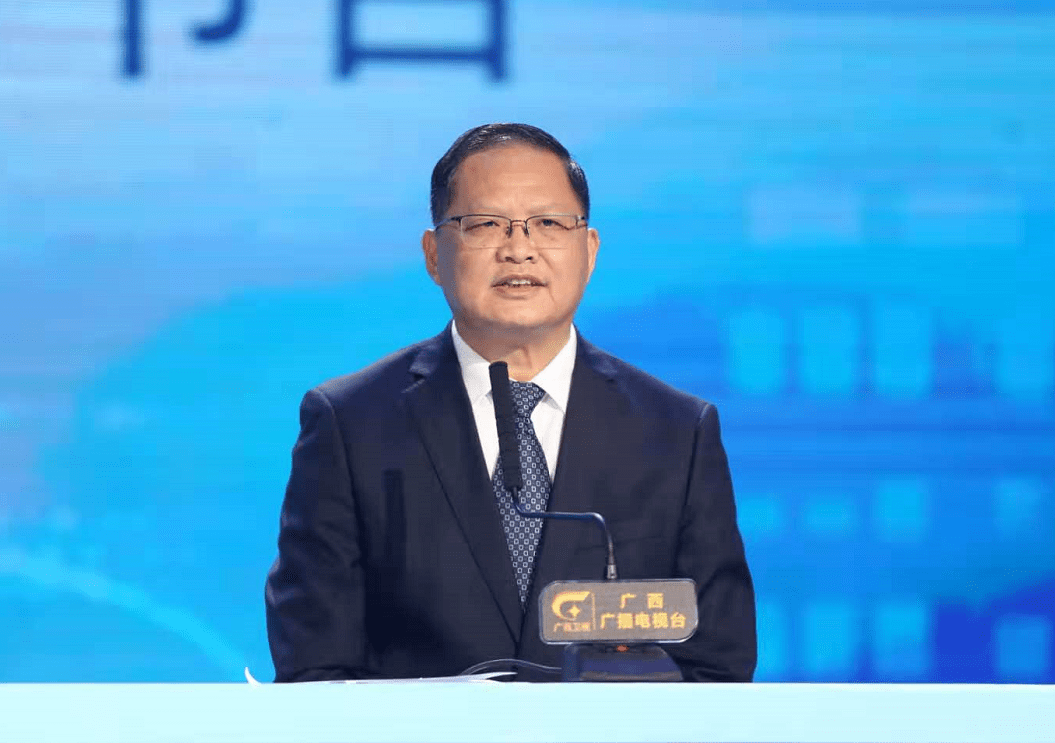 在节目录制访谈中,莫福文详细介绍了钦州港片区建设陆海贸易新通道