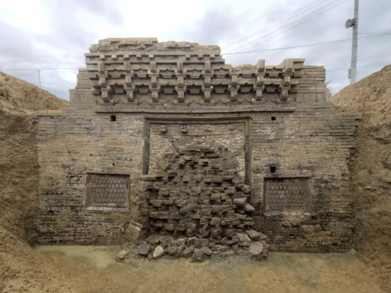 该墓门位于墓道西南, 砖砌仿木结构门楼,宽约6米,残高约3.