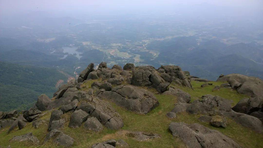 防城港户外爱好者望洲顶徒步登山环保公益行