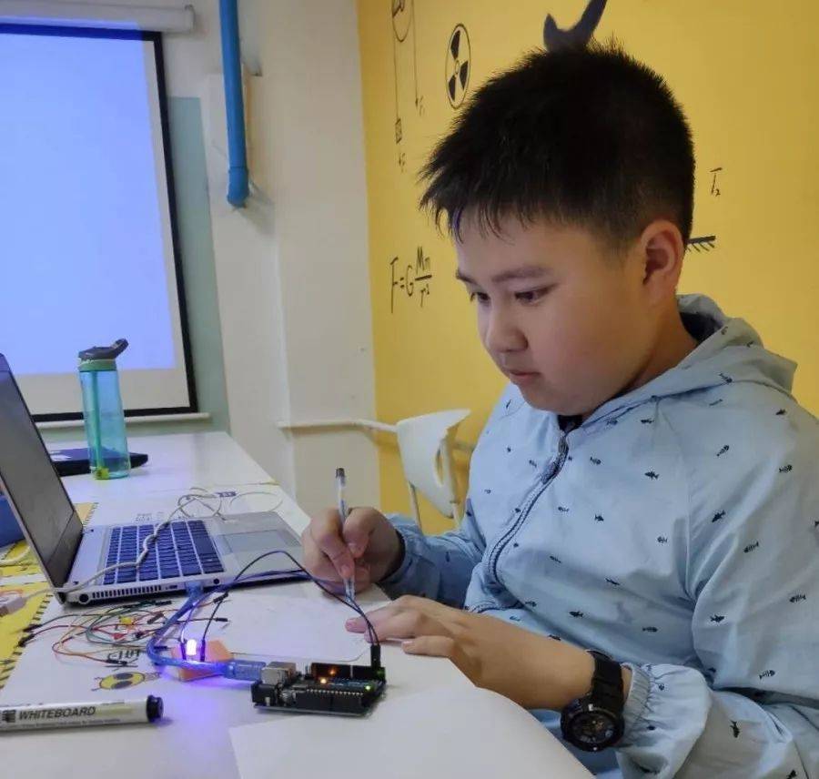 全面提升综合能力在学习专业编程语言的过程中,带孩子通过制作手工