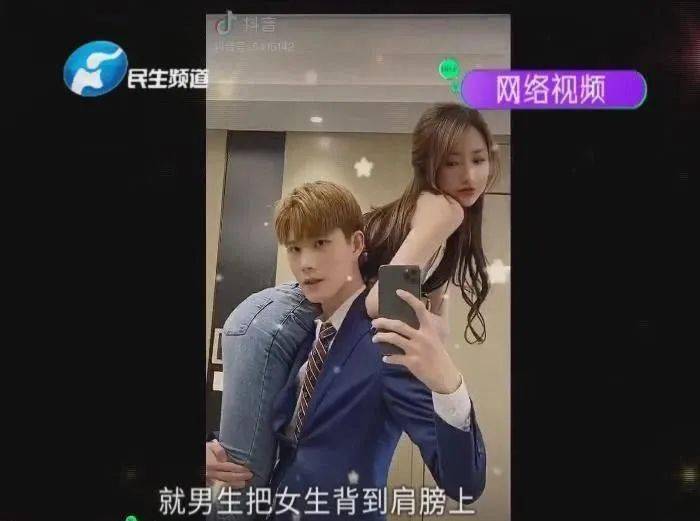 俩女子学抖音玩"男友力",谁知下一秒.