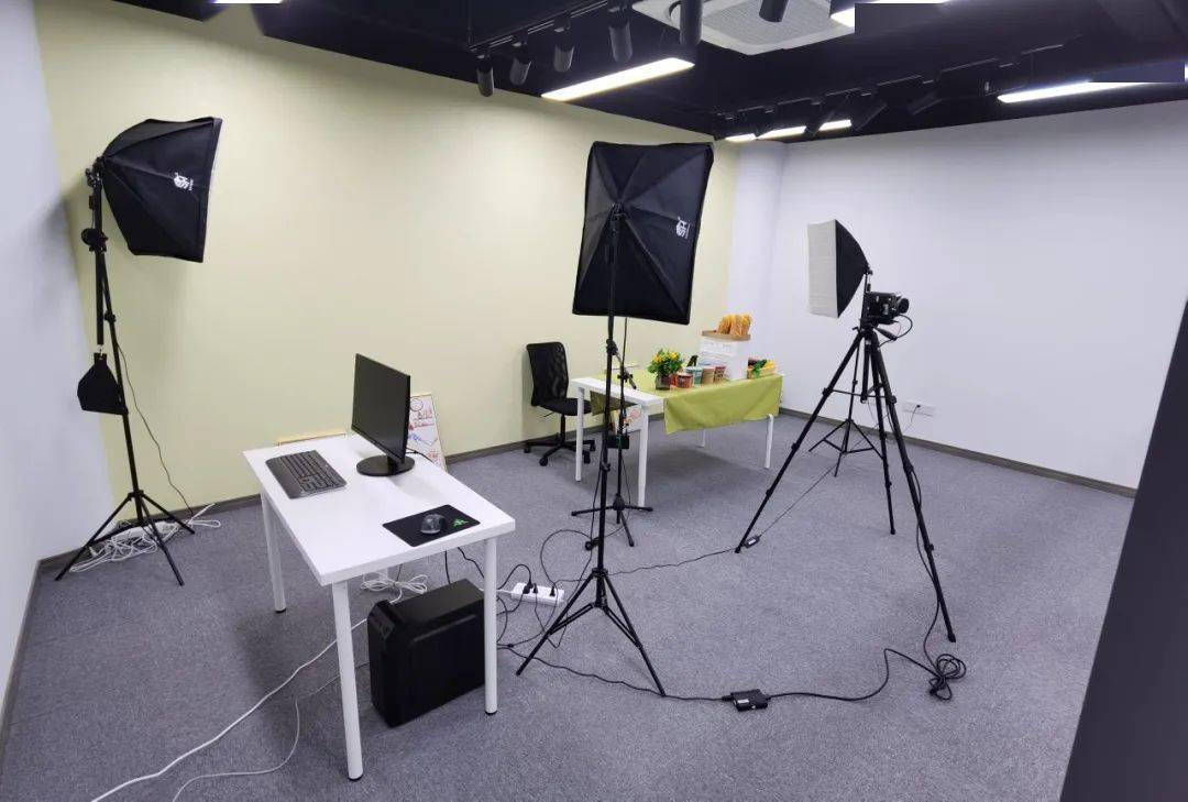 当天,注册落户外高桥的首家区内直播公司——上海健境文化传播有限