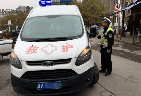 镇江一辆涉嫌非法营运的黑救护车被抓了网友长期逆向闯红灯