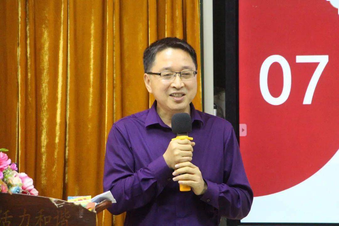 06●评课议课李荣华老师和戴宏帮校长为课例和课题进行评课议课李荣华