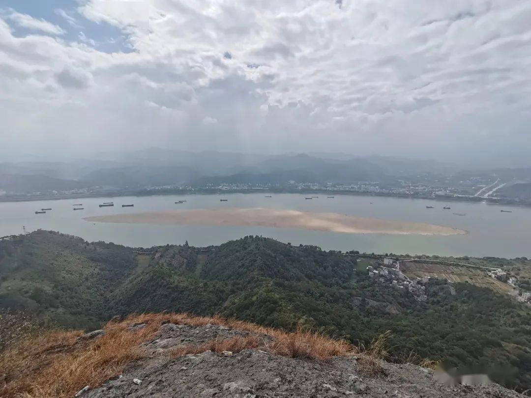 在華表石頂,可以飽覽金沙灘午飯後,進發著名的德慶風車山--大頂山風車