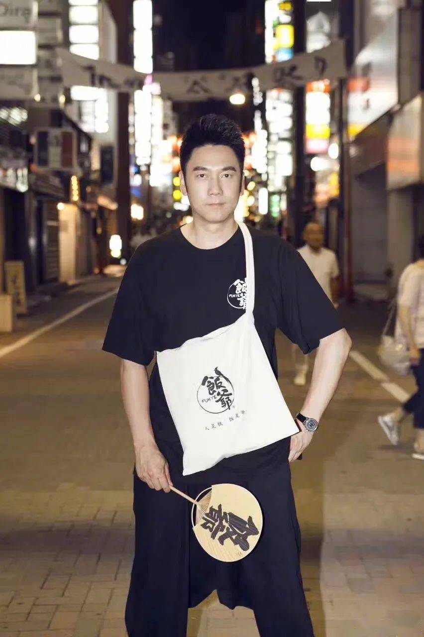 娱乐圈顶级隐形富豪:一首歌唱30年,一道菜值7000万,一幅画卖1.8亿