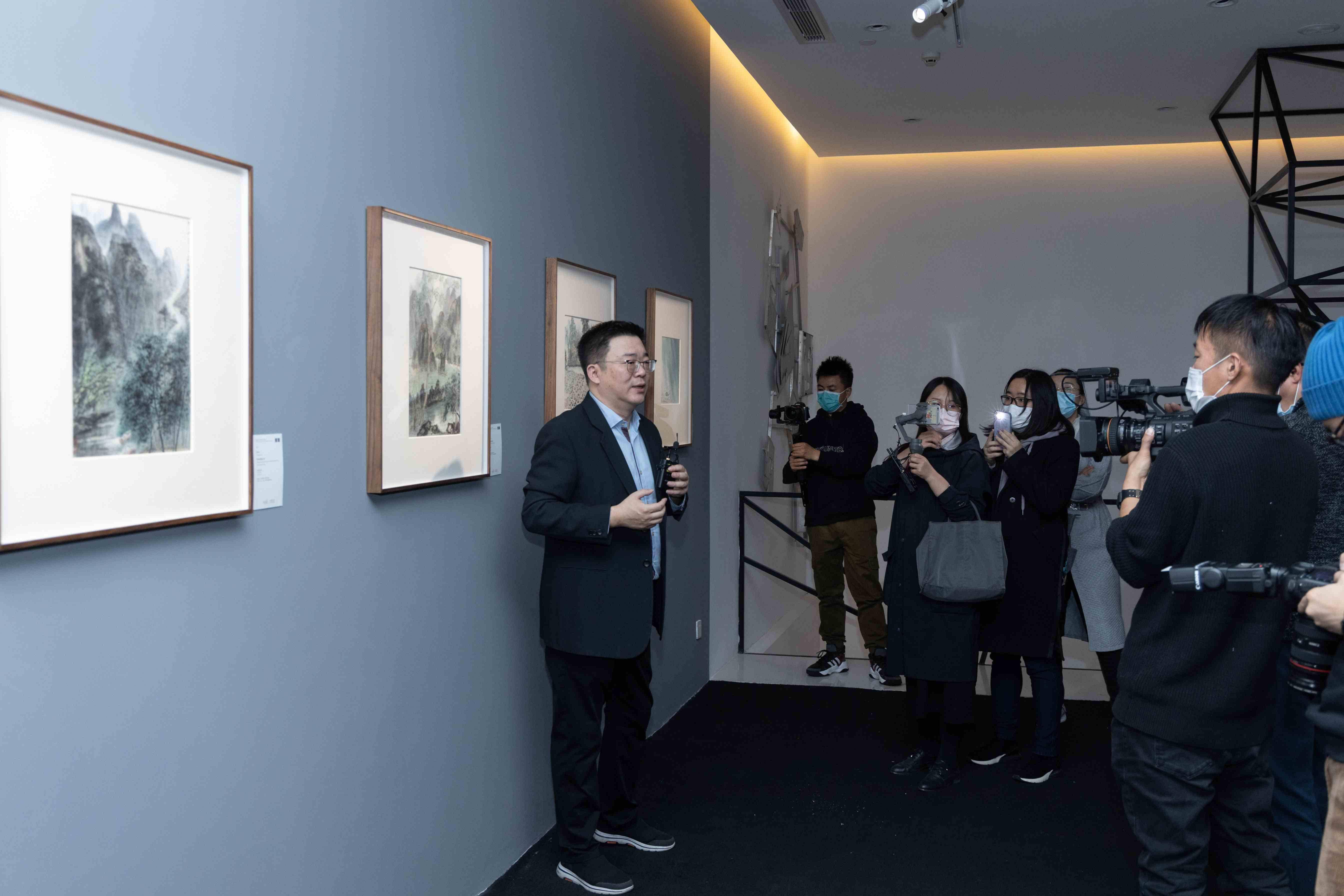 永乐文化创始人赵旭在"感恩有画·叶茂中的水墨世界"展览现场导览2003