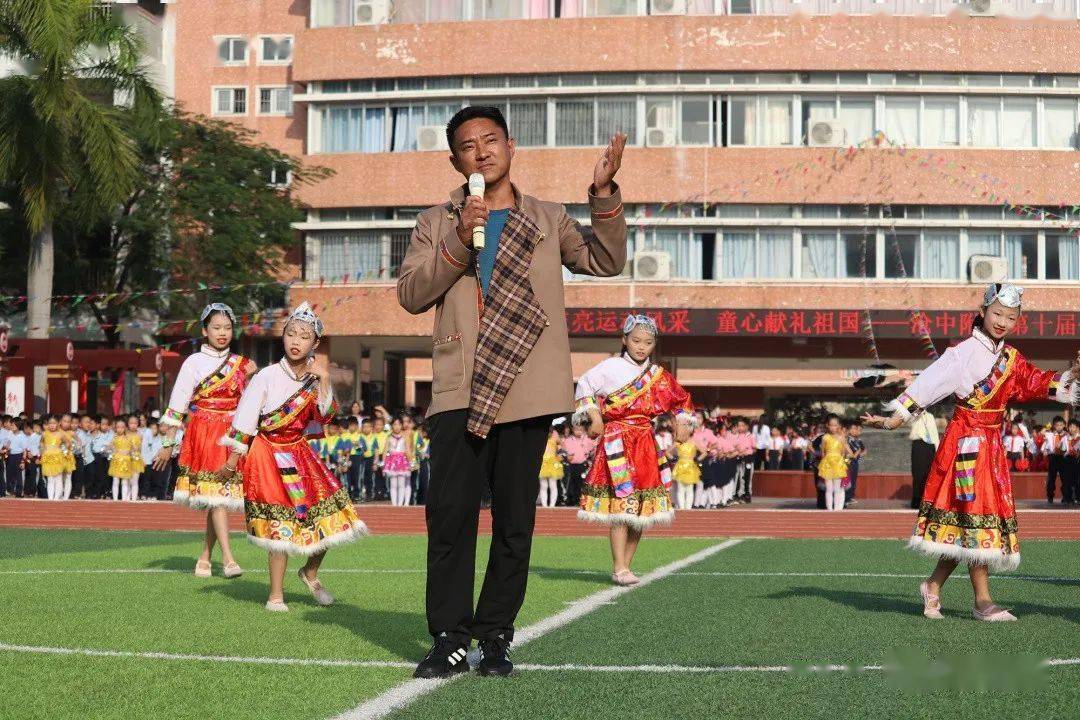四川省凉山州木里县城关小学教导主任蓝习春表示:"参加这个活动,心情