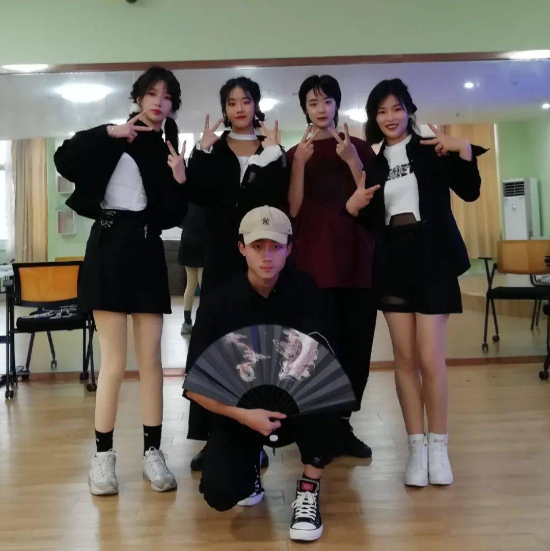 社团通讯:淮南二中舞社表演舞蹈《大碗宽面》