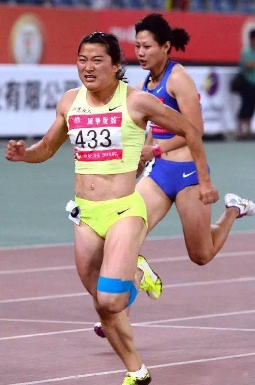 她是中国女子短跑界金刚芭比因伤退出国家队大腿比苏炳添还壮