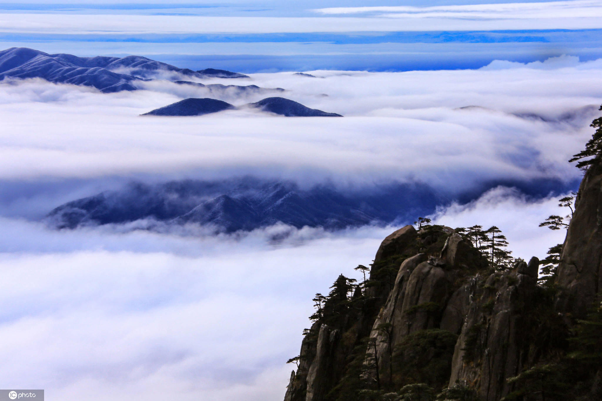 安徽黄山出现今年入冬首场雾凇云海景观