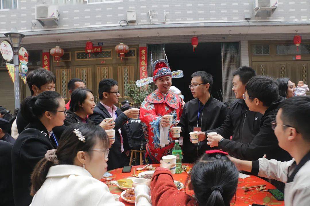 活动现场,还精心安排了状元宴,品尝香甜红粬酒和新鲜出炉的糯米饭.