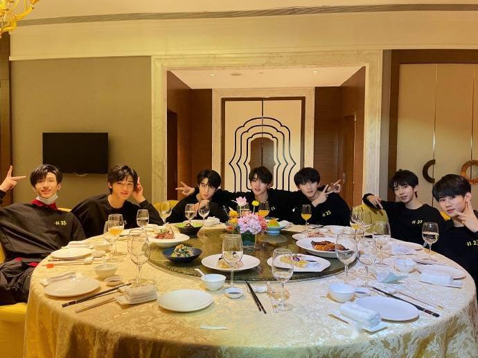 时代少年团结束演唱会聚餐照来袭 好好吃饭,按时长大