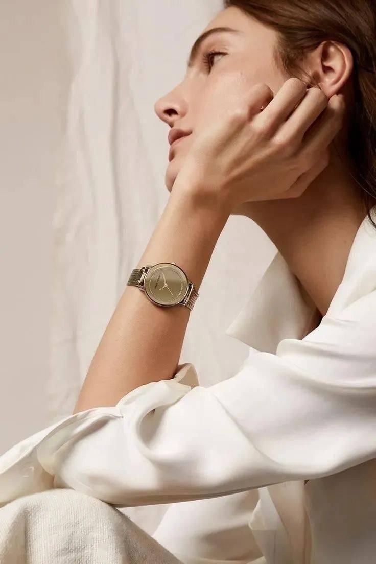 如果说,男人戴手表彰显的是身份,那女人戴手表就是精致和优雅的