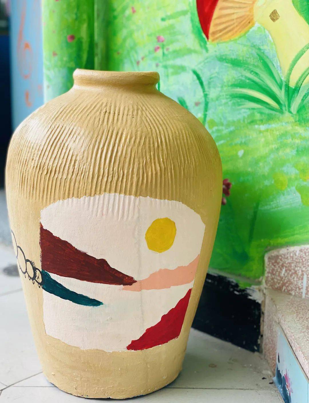 各班为包干区绘制具有班级特色的酒缸彩绘作品,来瞧一瞧吧!